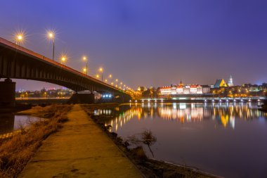 Vistula nehir sahne ile köprü ve Varşova Royal Castle
