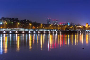 Varşova Panoraması Vistula Nehri yansıması ile gece