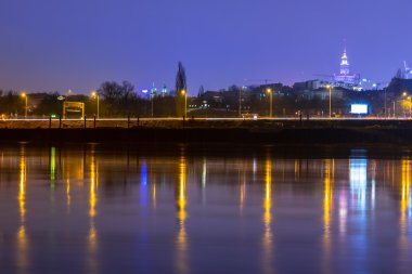 Varşova Panoraması Vistula Nehri yansıması ile gece