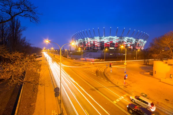 Национальный стадион в Варшаве, освещенный ночью национальными цветами, Польша — стоковое фото