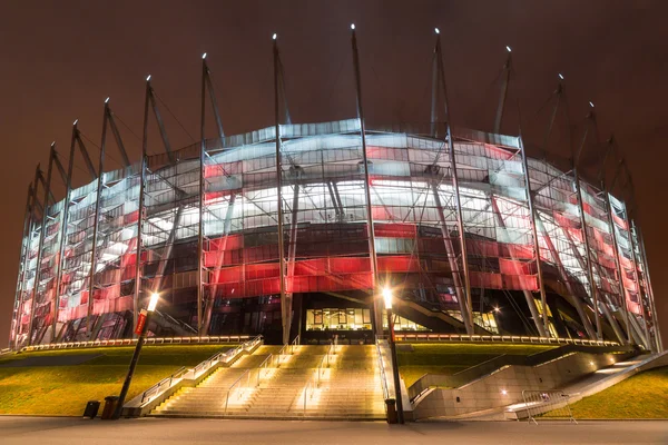 Национальный стадион в Варшаве, освещенный ночью национальными цветами, Польша — стоковое фото