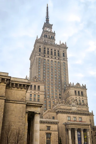 Het paleis van cultuur en wetenschap in het centrum van Warschau, Polen — Stockfoto