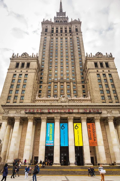 Palacio de la Cultura y la Ciencia en el centro de Varsovia, Polonia — Foto de Stock