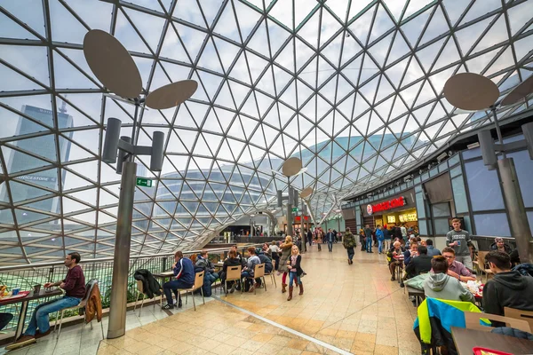 Interior do centro comercial Zlote Tarasy em Varsóvia, Polónia — Fotografia de Stock