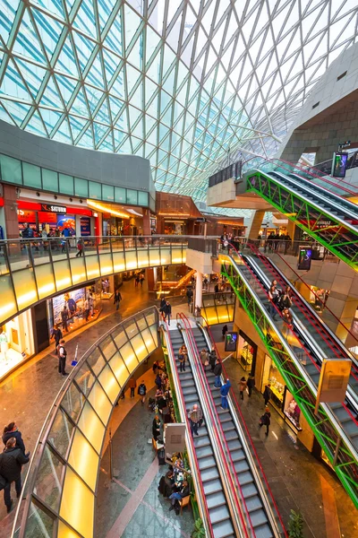 Interior do centro comercial Zlote Tarasy em Varsóvia, Polónia — Fotografia de Stock