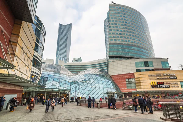 El centro comercial Zlote Tarasy en Varsovia, Polonia — Foto de Stock