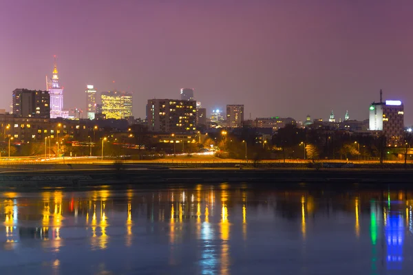 Panorama von Warschau bei Nacht mit Spiegelung im Weichselfluss — Stockfoto