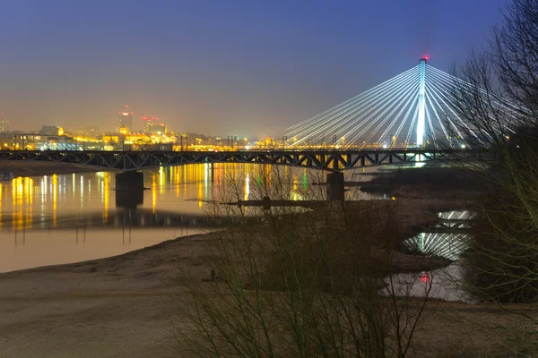 Пейзаж реки Вислы с кабельным освещением моста в Варшаве — стоковое фото