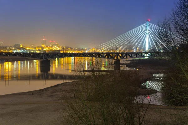 Vistula floden landskap med snedkabelbro upplyst bro i Warszawa — Stockfoto