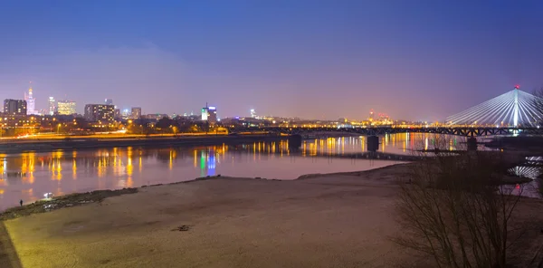 Vistula floden landskap med snedkabelbro upplyst bro i Warszawa — Stockfoto