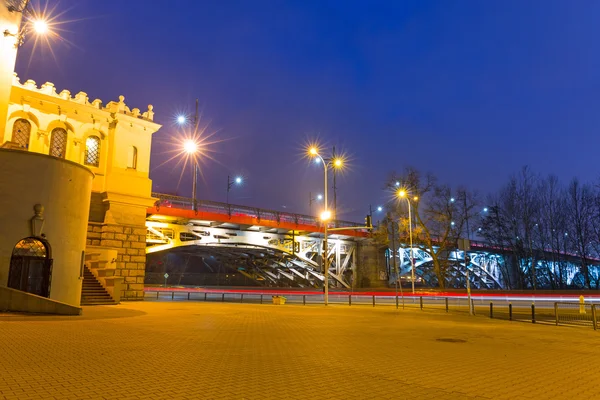 夜、ワルシャワ ヴィスワ川ポニアトフスキ橋 — ストック写真