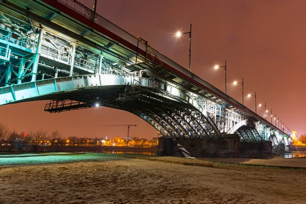 夜、ワルシャワ ヴィスワ川ポニアトフスキ橋 — ストック写真