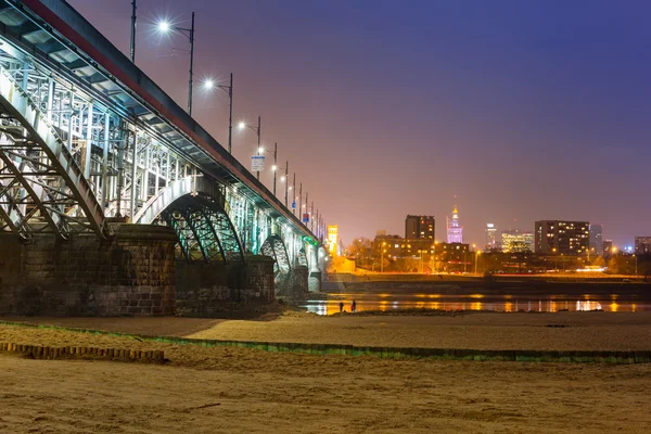 夜、ワルシャワ ヴィスワ川ポニアトフスキ橋 — ストック写真