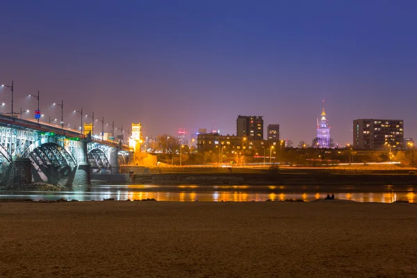 Poniatowski bro över floden Vistula upplyst på natten, Warszawa — Stockfoto
