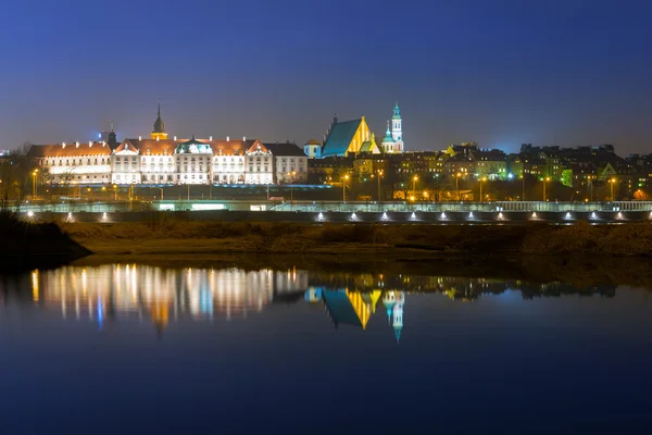 Paisaje del río Vístula con puente y castillo real en Varsovia — Foto de Stock