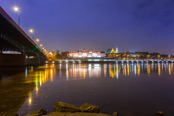 Vistula floden landskap med bro och Kungliga slottet i Warszawa — Stockfoto