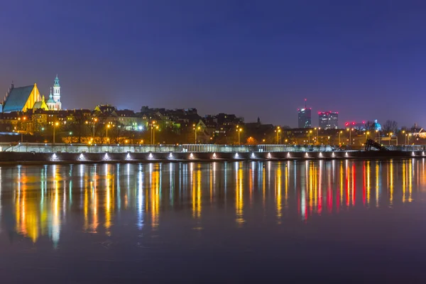 Панорама Варшава вночі з відображенням у річки Вісла — стокове фото
