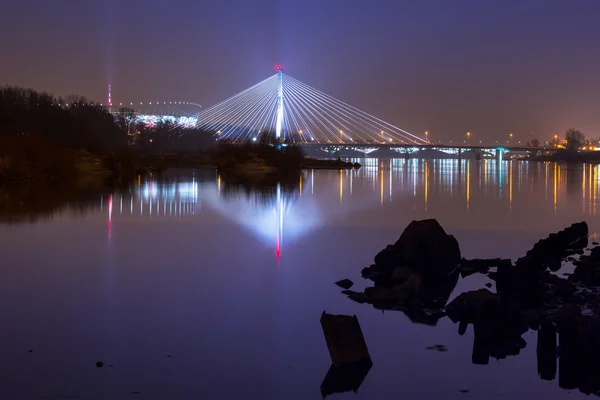 Vistula floden landskap med snedkabelbro upplyst bro i Warszawa — Stockfoto