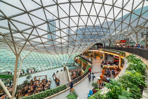 Interior del centro comercial Zlote Tarasy en Varsovia, Polonia Imágenes de stock libres de derechos
