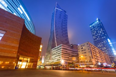 Gece, Polonya Varşova şehir merkezi içinde gökdelenler