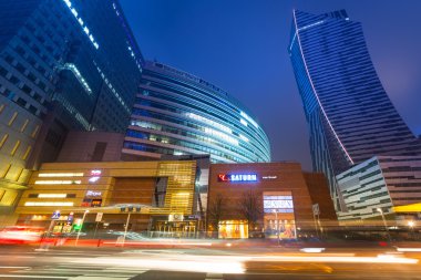 Gece, Polonya Varşova şehir merkezi içinde gökdelenler