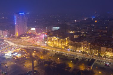 Gece, Polonya Varşova şehir merkezinin havadan görünümü