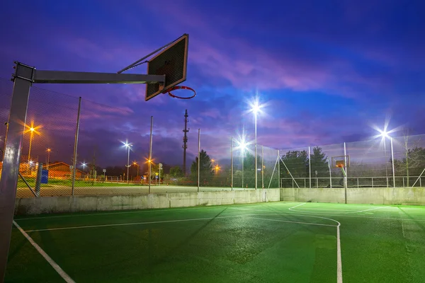 Campo da basket al crepuscolo — Foto Stock