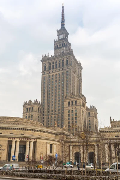 Palacio de la Cultura y la Ciencia en el centro de Varsovia, Polonia — Foto de Stock
