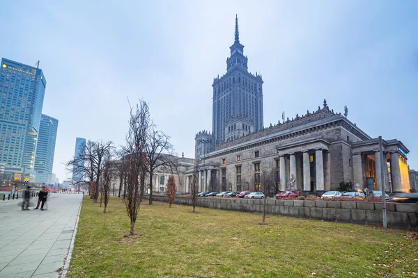 O Palácio da Cultura e Ciência no centro da cidade de Varsóvia, Polônia — Fotografia de Stock