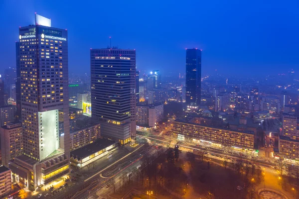 Vista aérea del centro de Varsovia por la noche, Polonia — Foto de Stock