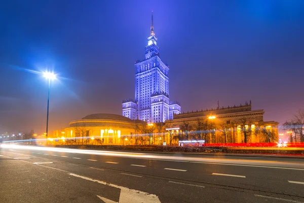 Palacio de Cultura y Ciencia por la noche en Varsovia — Foto de Stock