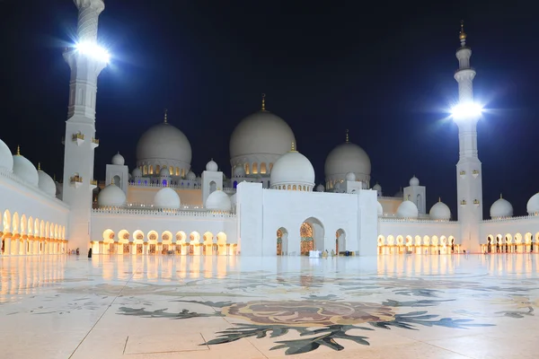 Большая мечеть в Абу-Даби ночью — стоковое фото