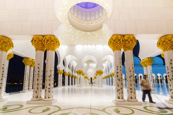 Columns of Sheikh Zayed Grand Mosque in Abu Dhabi — Stock Photo, Image