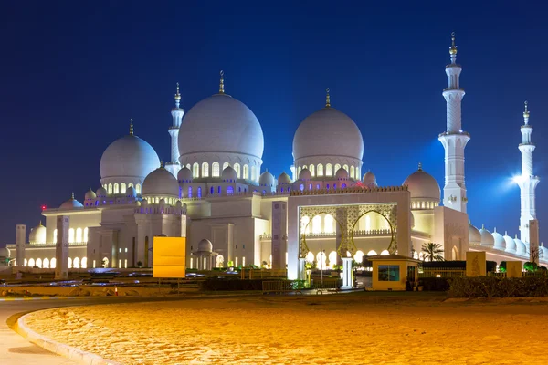 Grande Mesquita em Abu Dhabi à noite — Fotografia de Stock