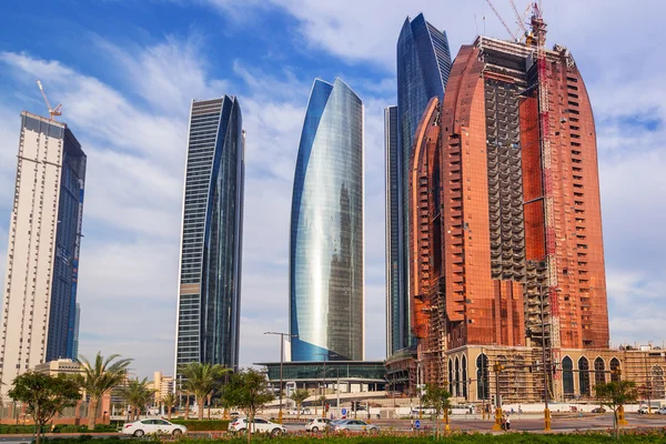 Nuevo edificio de hotel en construcción en Abu Dhabi — Foto de Stock