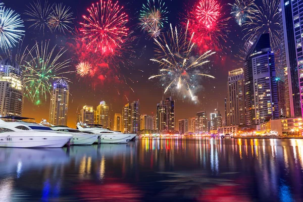 Tűzijáték displayon az ég a Dubai város — Stock Fotó