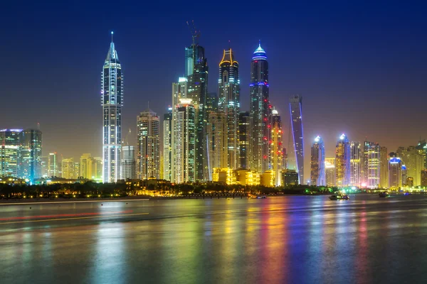 在晚上的迪拜城市景观 — 图库照片