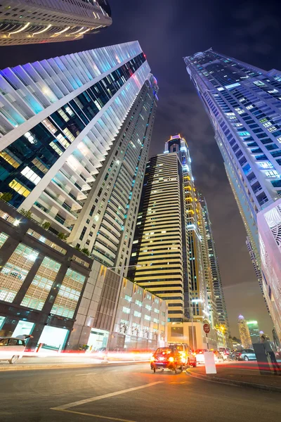 Traffic lights on the street of Dubai at night — Stock Photo, Image