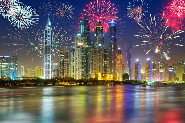 Fogos de artifício exibem o céu na cidade de Dubai — Fotografia de Stock