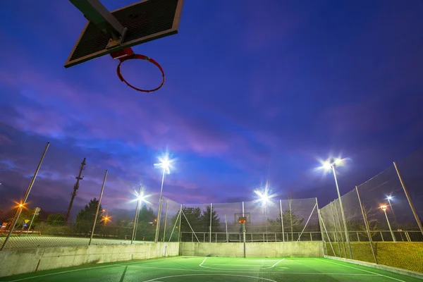 Cancha de baloncesto al atardecer — Foto de Stock