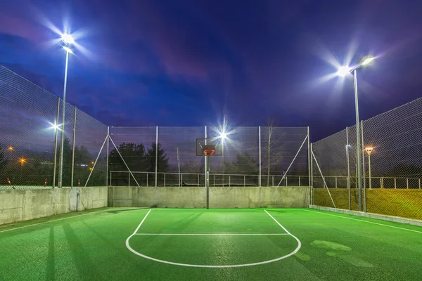 Basketbalové hřiště za soumraku — Stock fotografie