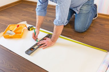 Kesmek için duvar kağıdı ölçme el ulağı