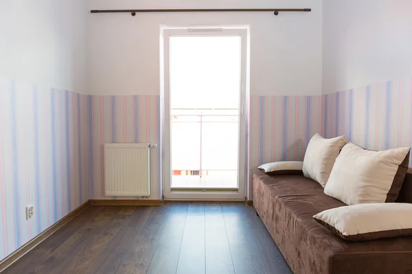 Habitación de bebé brillante con papel pintado —  Fotos de Stock