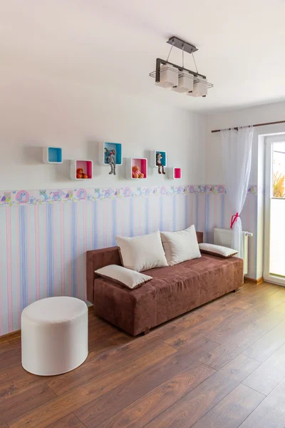 Quarto de bebê brilhante com papel de parede — Fotografia de Stock