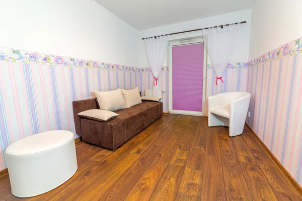 Parlak bebek odası duvar kağıdı ile — Stok fotoğraf