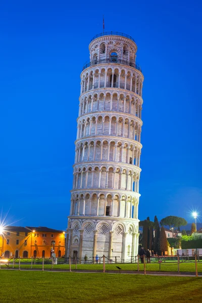 Lutande tornet i Pisa på natten — Stockfoto