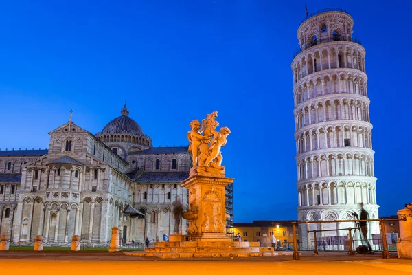 Piazza dei Miracoli med lutande tornet i Pisa — Stockfoto