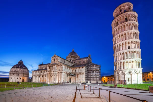 Piazza dei Miracoli med lutande tornet i Pisa — Stockfoto