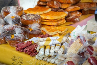 Geleneksel İtalyan salamı ve ekmek Piza piyasada