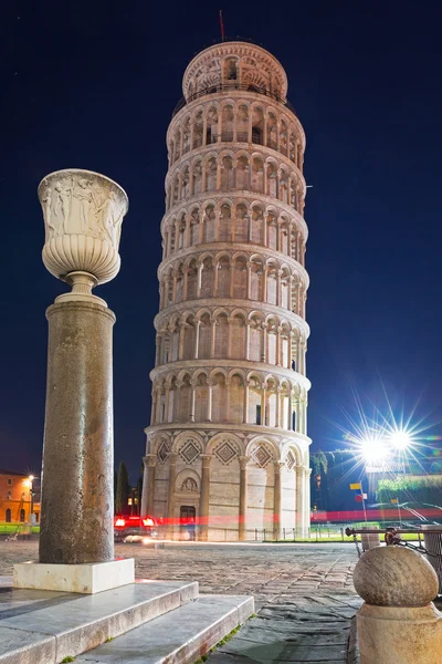 Torre inclinada de Pisa à noite, Itália — Fotografia de Stock